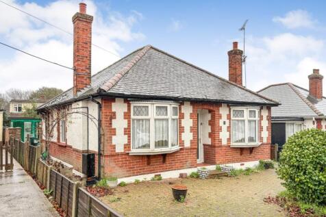 8 Upper Park Road, Brightlingsea... 3 bed detached bungalow for sale
