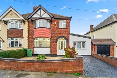 6 Wrens Avenue, Tipton, West... 4 bed semi