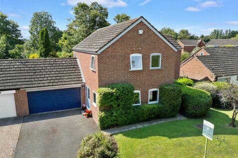 4 bedroom link detached house for sale