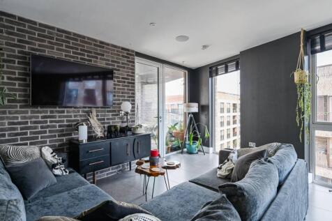 18 Remus Road, London E3 2 bed flat for sale