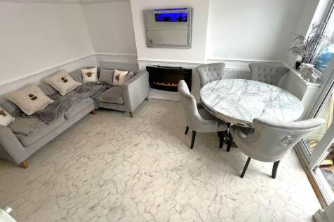 Veronique Gardens, Ilford IG6 3 bed flat for sale