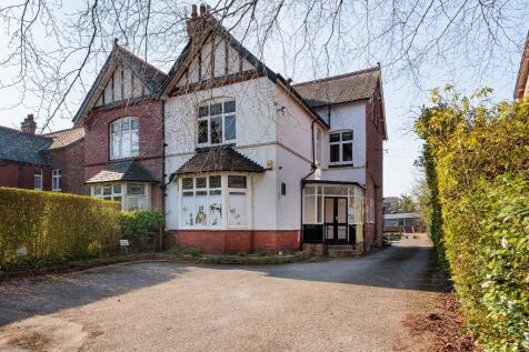 Semi-detached house for sale