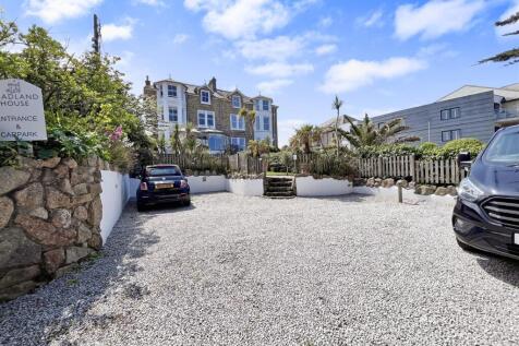 9 bedroom semi-detached house for sale