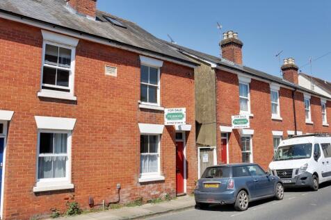 Central Romsey 3 bed end of terrace house for sale