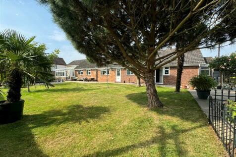 4 bedroom detached bungalow for sale