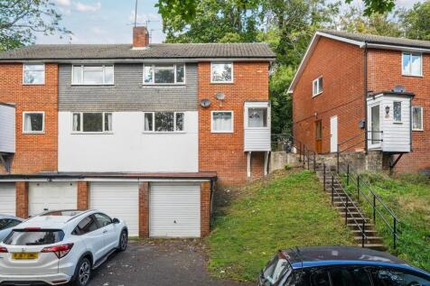 Church Hill, Caterham CR3 2 bed maisonette for sale