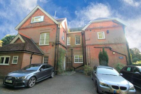 Harestone Hill, Caterham CR3 2 bed flat for sale