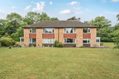 Furrows Place, Caterham CR3 2 bed flat for sale