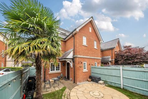 The Village Square, Coulsdon CR5 4 bed end of terrace house for sale