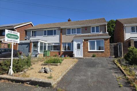 SOMERVELL DRIVE, FAREHAM. GUIDE PRICE... 3 bed semi
