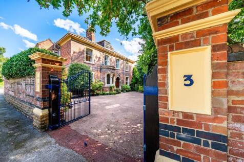 6 bedroom detached house for sale