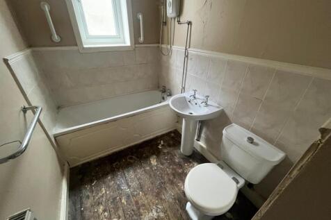Blackhouse Road, Huddersfield HD2 2 bed end of terrace house for sale