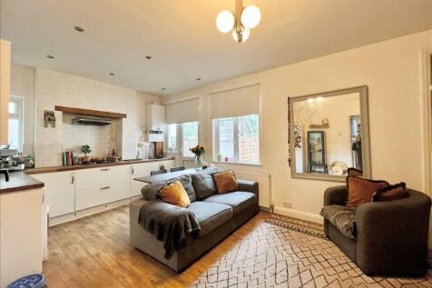 Westcliff on Sea SS0 2 bed apartment for sale