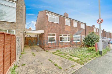 Hogarth Close, Bedford MK41 3 bed semi