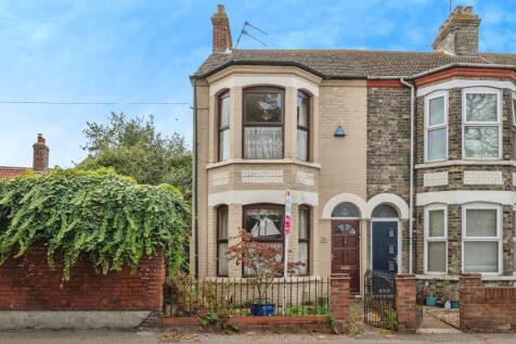 4 bedroom end of terrace house for sale