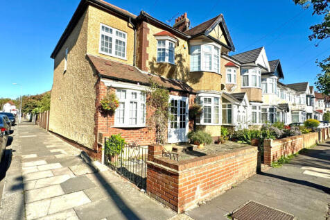 Campbell Avenue, Ilford, Essex, IG6 5 bed end of terrace house for sale