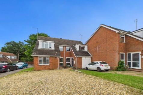 4 bedroom end of terrace house for sale