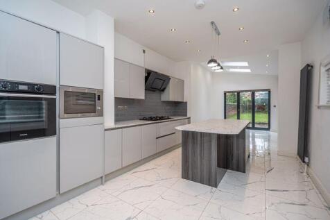 4 bedroom end of terrace house for sale