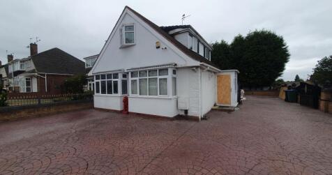 106 Elizabeth Walk, Tipton, West... 3 bed semi