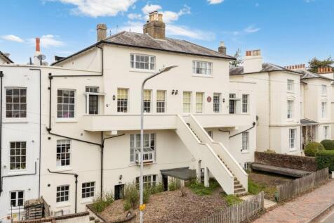 Grove Hill Gardens, Tunbridge Wells, TN1 3 bed maisonette for sale