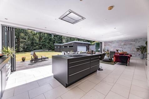6 bedroom detached house for sale