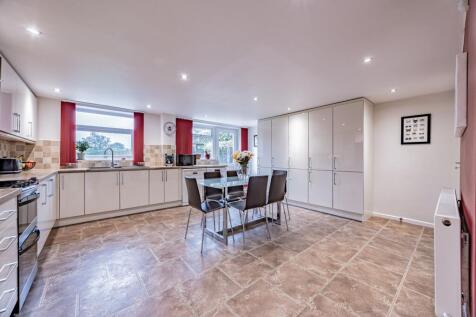5 bedroom semi-detached house for sale