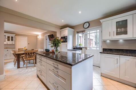 5 bedroom detached house for sale