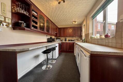 Windmill Crescent, Skelmanthorpe, HD8... 3 bed semi