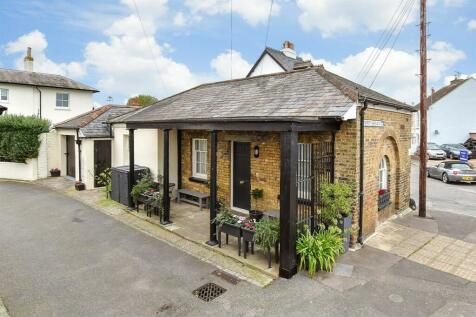 1 bedroom detached bungalow for sale