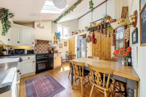 2 bedroom link detached house for sale