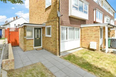 Wyecliffe Gardens, Merstham RH1 2 bed ground floor maisonette for sale