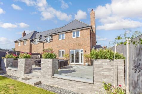Juniper Court, Ashford TN27 4 bed link detached house for sale