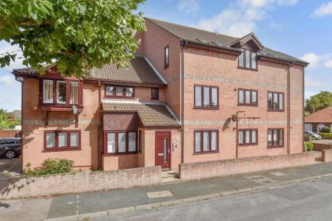 Pine Lodge Court, Deal CT14 2 bed ground floor flat for sale