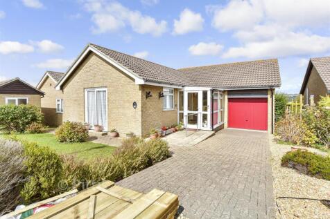 Merrie Gardens, Sandown PO36 2 bed detached bungalow for sale
