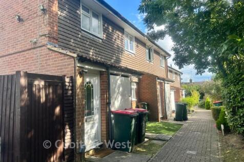 Wickland Court, Crawley RH10 1 bed ground floor maisonette for sale