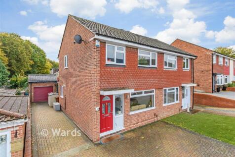Medlar Grove, Gillingham ME7 3 bed semi