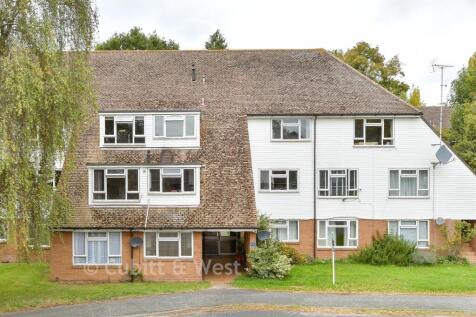 Levett Road, Leatherhead KT22 2 bed ground floor maisonette for sale