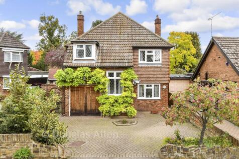 Abbey Court, Waltham Abbey EN9 3 bed detached house for sale