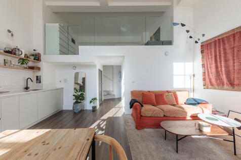 Studio flat for sale
