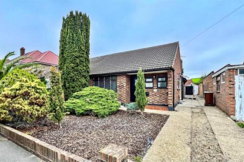 Blackberry Farm Close, Heston TW5 2 bed semi