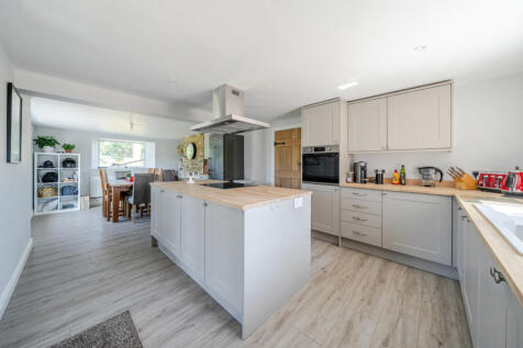 Horsham Road, Cranleigh 4 bed detached house for sale