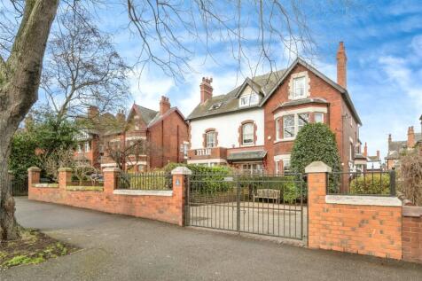 Town Moor Avenue, South Yorkshire DN2 6 bed semi