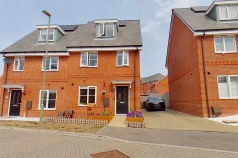 Vosper Lane, Southampton SO31 3 bed semi