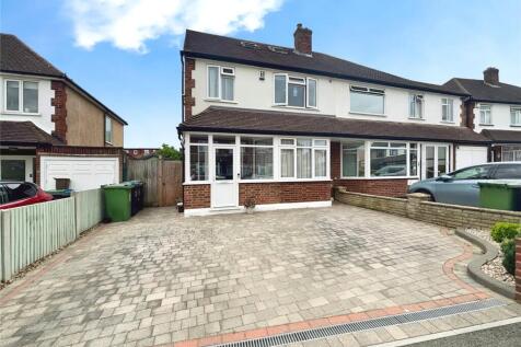 Cumberland Drive, Chessington KT9 4 bed semi