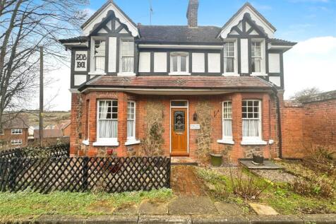 Pear Tree Lane, Kent ME7 2 bed detached house for sale