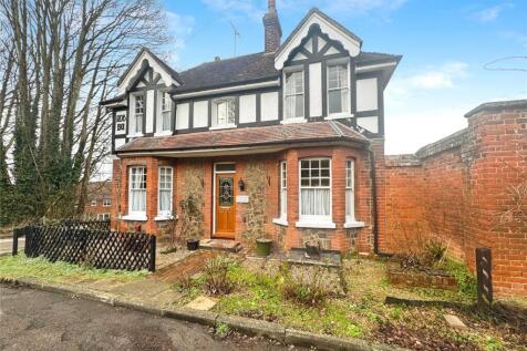 Pear Tree Lane, Kent ME7 3 bed detached house for sale