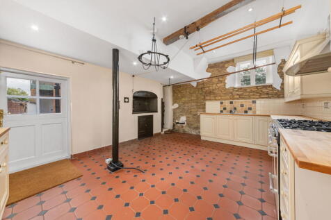 High Street, Kettering NN14 4 bed detached house for sale