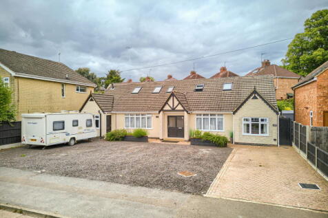Dunkirk Avenue, Desborough NN14 6 bed detached house for sale