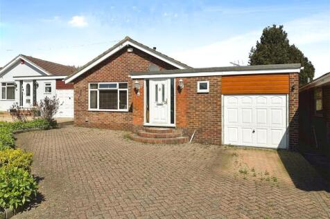 WHITE BEAM RISE, CLANFIELD 4 bed detached bungalow for sale