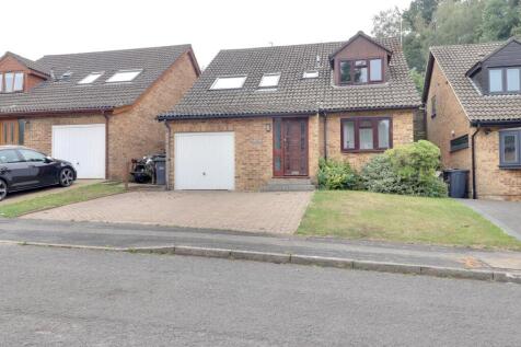 COVERT GROVE, WATERLOOVILLE 3 bed detached house for sale